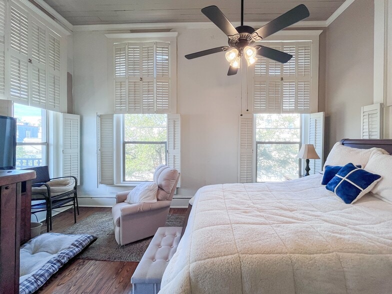 More Photos Of 301 S Saint Charles St, Brenham General Retail For Sale