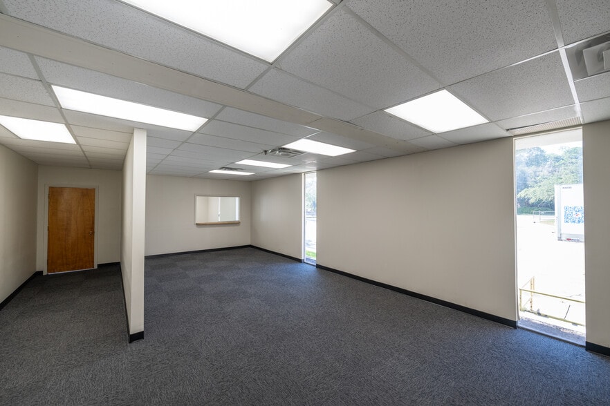More Photos Of 1030 Ellis Rd N, Jacksonville Warehouse For Lease