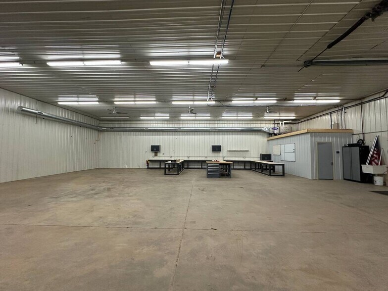 More Photos Of 111 Walnut Ln, Colona Warehouse For Lease