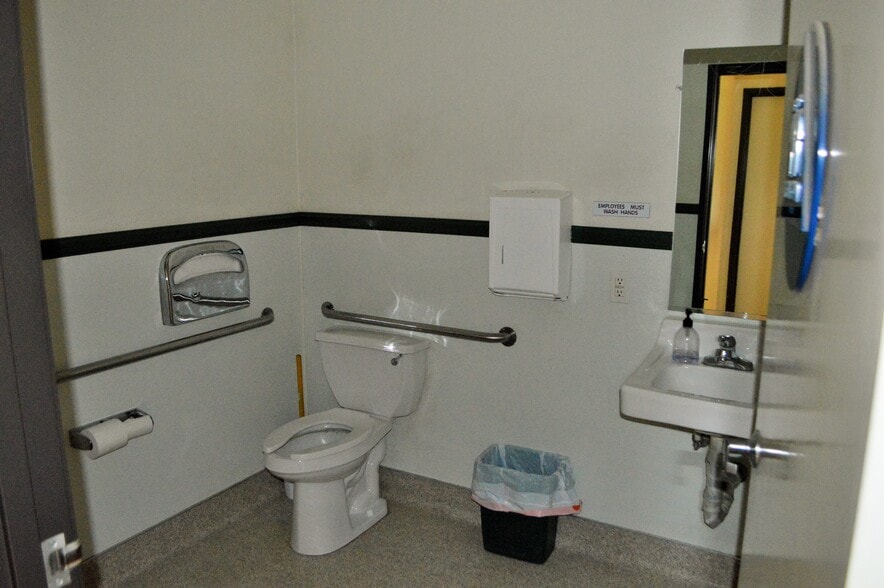 More Photos Of 2750 W Devonshire Ave, Hemet Freestanding For Sale