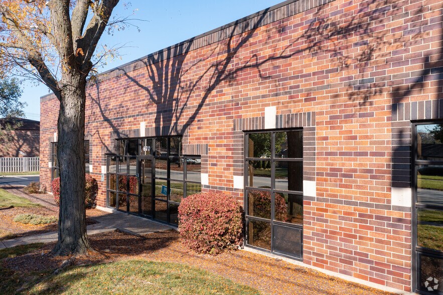 More Photos Of 670 Oakton St, Elk Grove Village Warehouse For Lease
