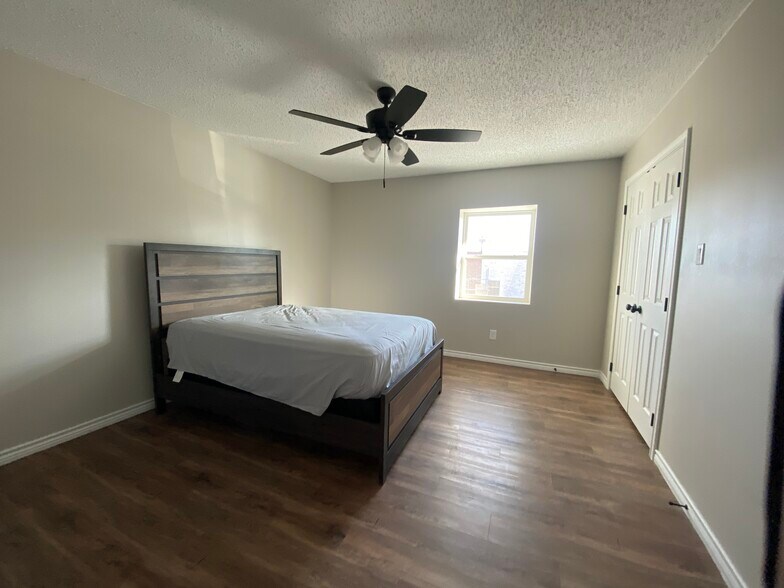 More Photos Of 1173 N Main St, Vidor Office For Lease