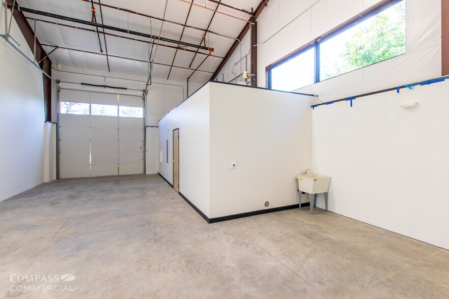 More Photos Of 2754 SW 6th St, Redmond Warehouse For Lease