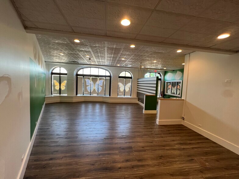 More Photos Of 430 Park Ave, Highland Park Office For Lease