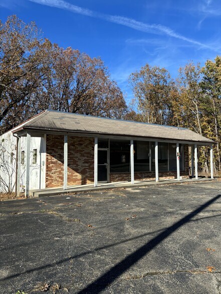 More Photos Of 2527 Main St, Hurt Flex For Sale