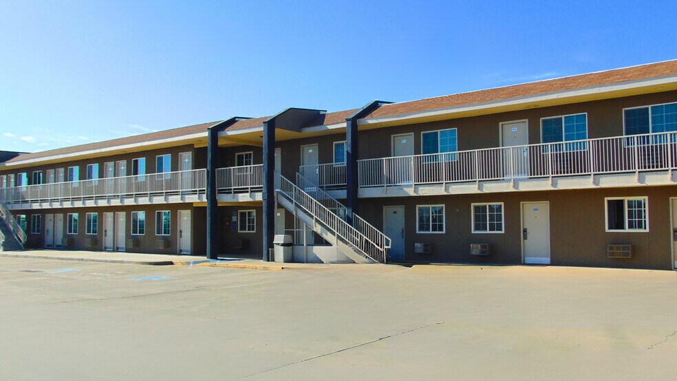 More Photos Of 2111 Whitley Ave, Corcoran Hotel For Sale