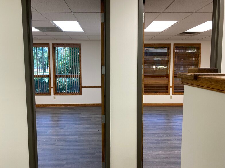 More Photos Of 1615 S Ingram Mill Rd, Springfield Office For Lease