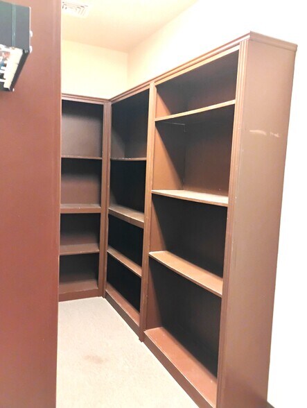 More Photos Of 1002 E Taylor St, Brownsville Office For Lease
