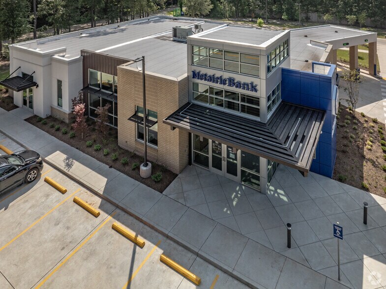 More Photos Of 70496 Highway 21, Covington Bank For Lease
