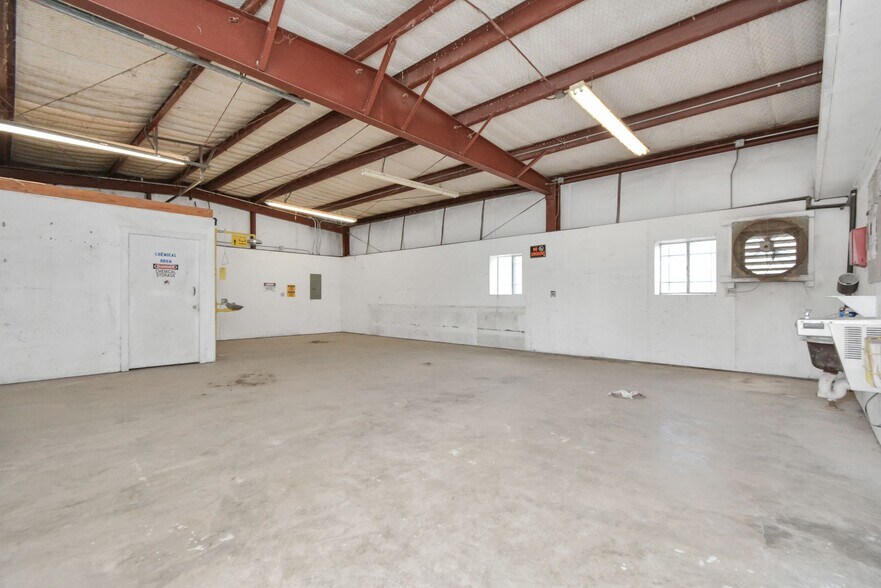 More Photos Of 1500 W Highway 6, Alvin Truck Terminal For Lease