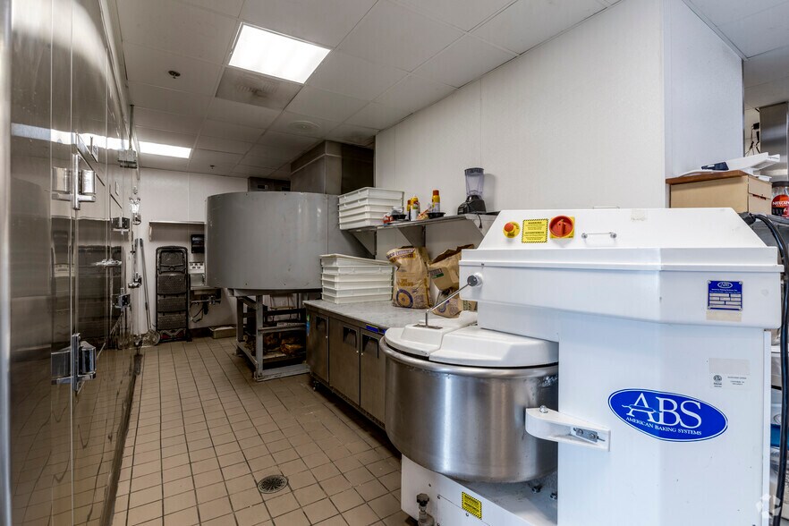 More Photos Of 7111 E Thomas Rd, Scottsdale Restaurant For Lease