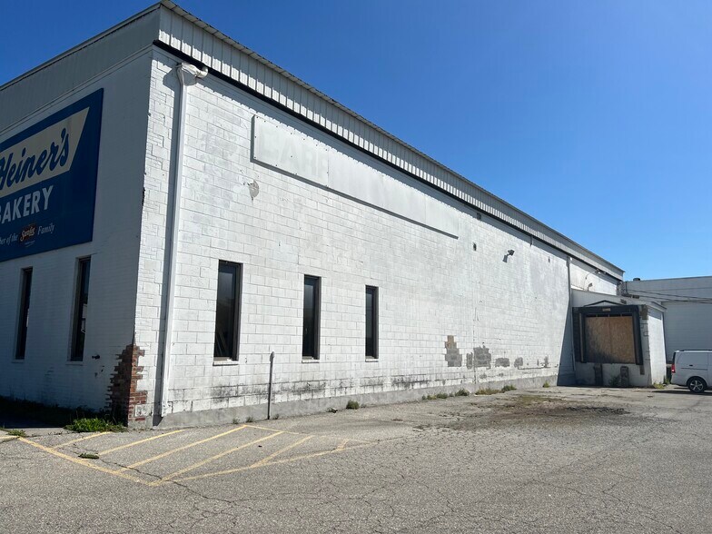 More Photos Of 2015 Lukens St NE, Roanoke Warehouse For Lease
