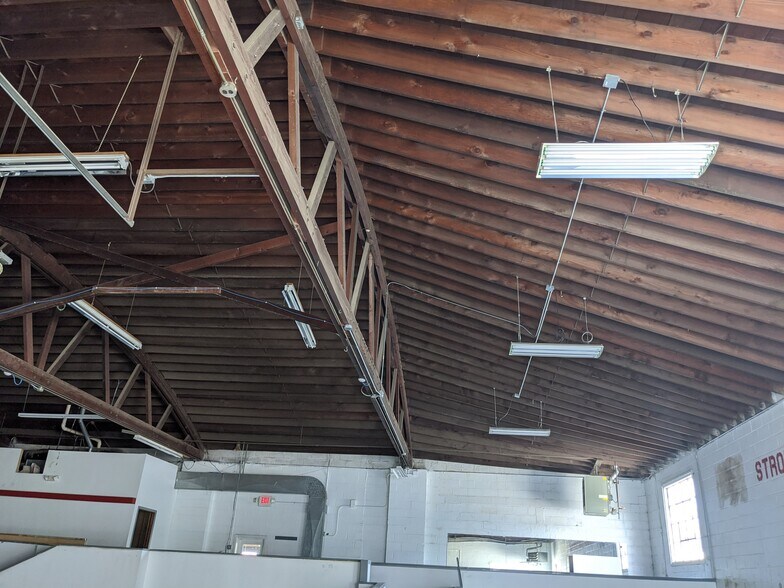 More Photos Of 250 S Kinzie Ave, Bradley Flex For Sale