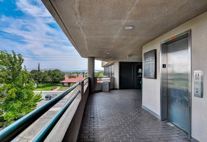 More Photos Of 1669 W Avenue J, Lancaster Medical For Lease