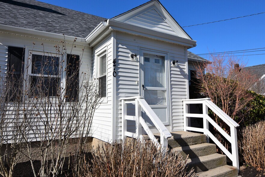 More Photos Of 460 E Main Rd, Middletown Medical For Sale