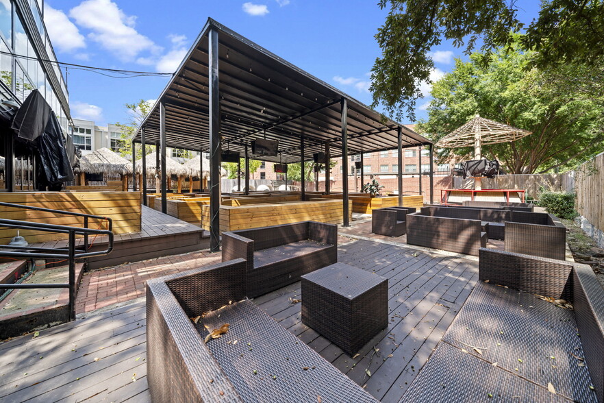 More Photos Of 1916 Baldwin St, Houston Bar For Lease
