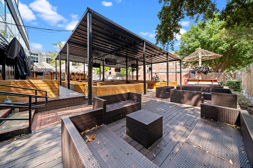 More Photos Of 1916 Baldwin St, Houston Bar For Sale