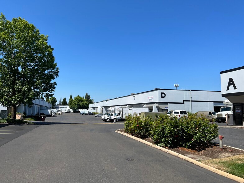 More Photos Of 8921-8995 SE Jannsen Rd, Clackamas Distribution For Lease