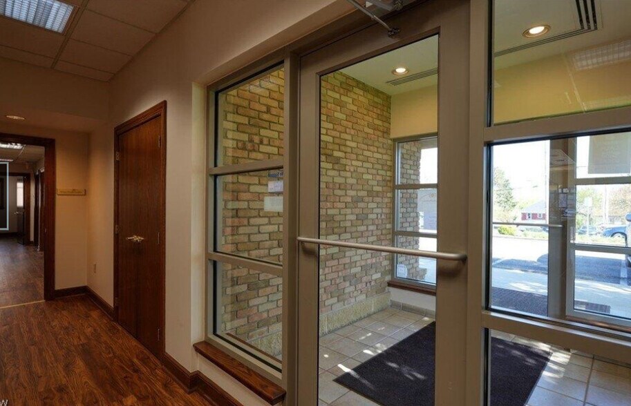 More Photos Of 941 Steubenville Ave, Cambridge Office For Lease