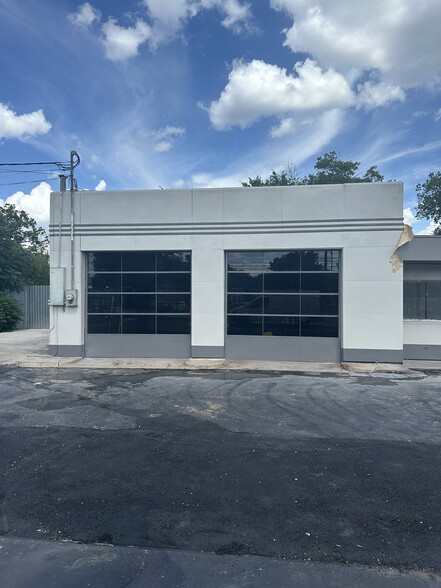 More Photos Of 1704 West Ave, San Antonio Auto Repair For Sale