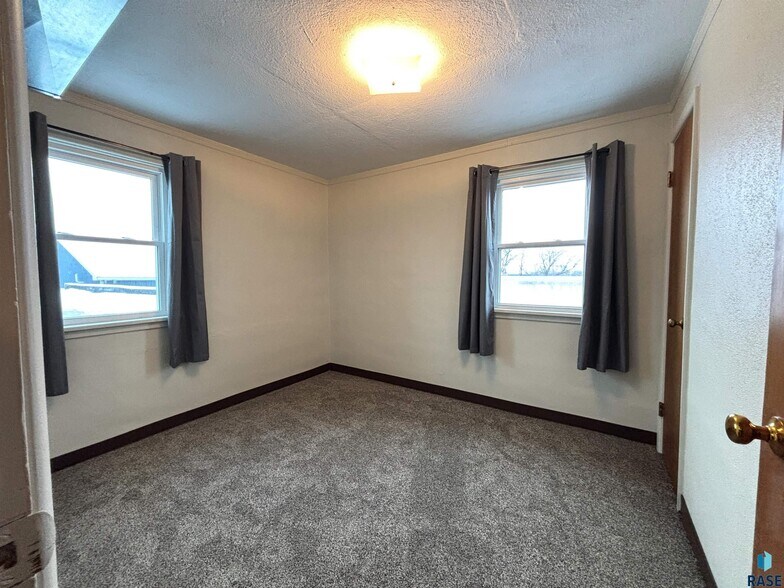 More Photos Of 118 N Broadway Ave, Miller General Retail For Sale