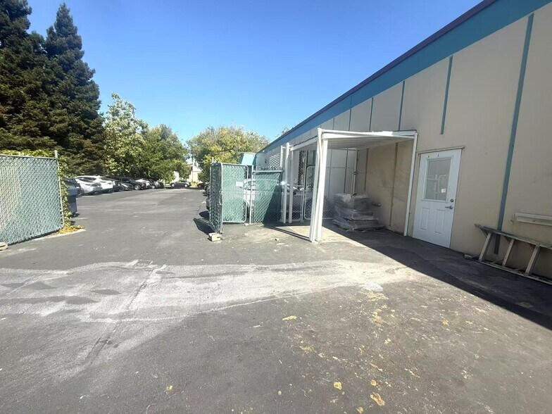 More Photos Of 625-725 San Aleso Ave, Sunnyvale Light Distribution For Lease