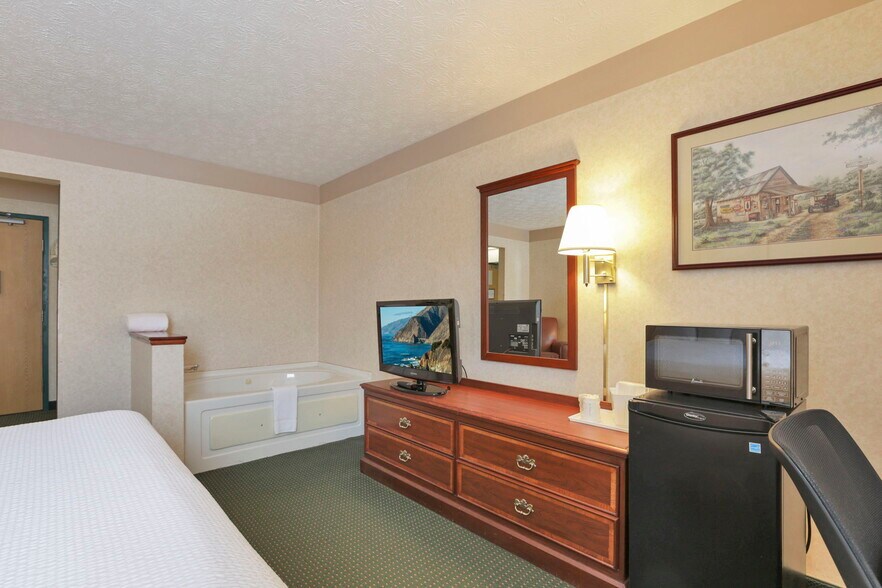 More Photos Of 509 S Wooster Ave, Strasburg Hotel For Sale