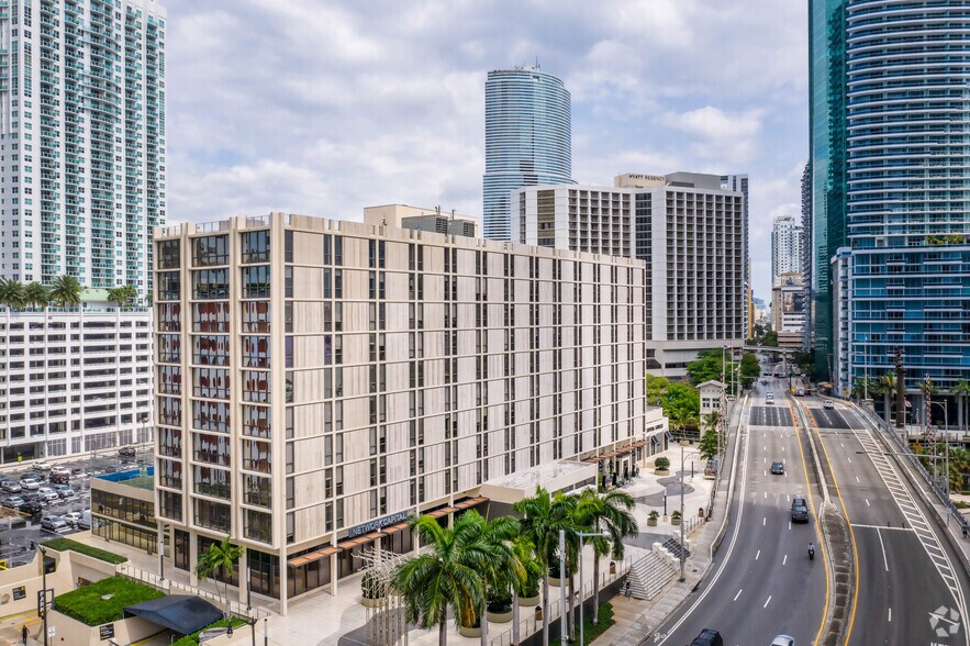 More Photos Of 444 Brickell Ave, Miami Office For Lease
