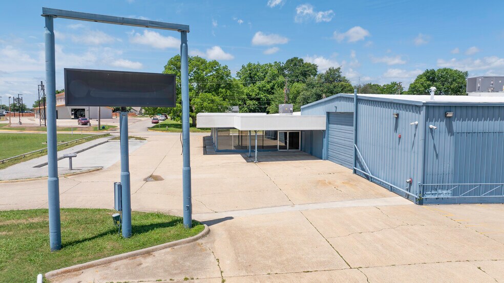 More Photos Of 1511 W Broadway St, Ardmore Auto Dealership For Sale