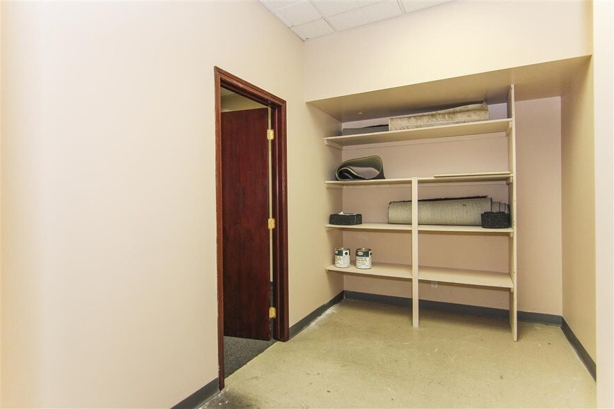 More Photos Of 1015 Centre St NW, Calgary Storefront Retail Residential For Lease