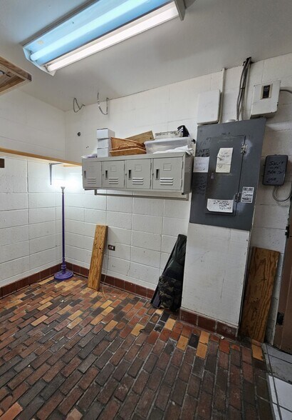 More Photos Of 1902 N Merrill Ave, Glendive Showroom For Sale