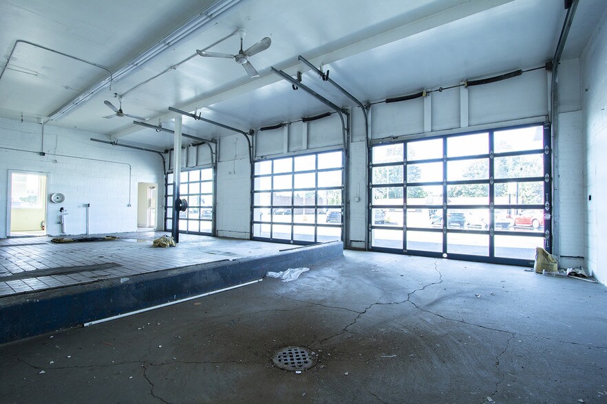 More Photos Of 1212 Abbott Rd, Buffalo Auto Dealership For Lease