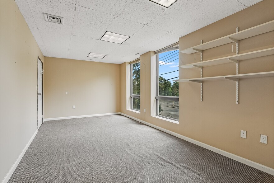 More Photos Of 3 Tice Rd, Franklin Lakes Distribution For Lease