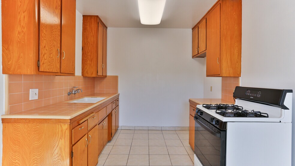 More Photos Of 14412 S Berendo Ave, Gardena Apartments For Sale