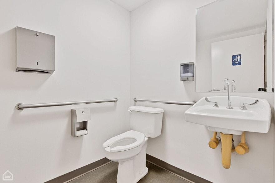 More Photos Of 1309-1311 E 57th St, Chicago Office For Lease