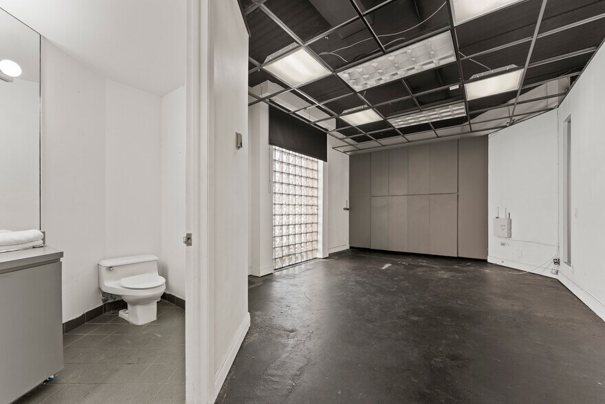 More Photos Of 20165-20199 NE 16th Pl, Miami Flex For Lease