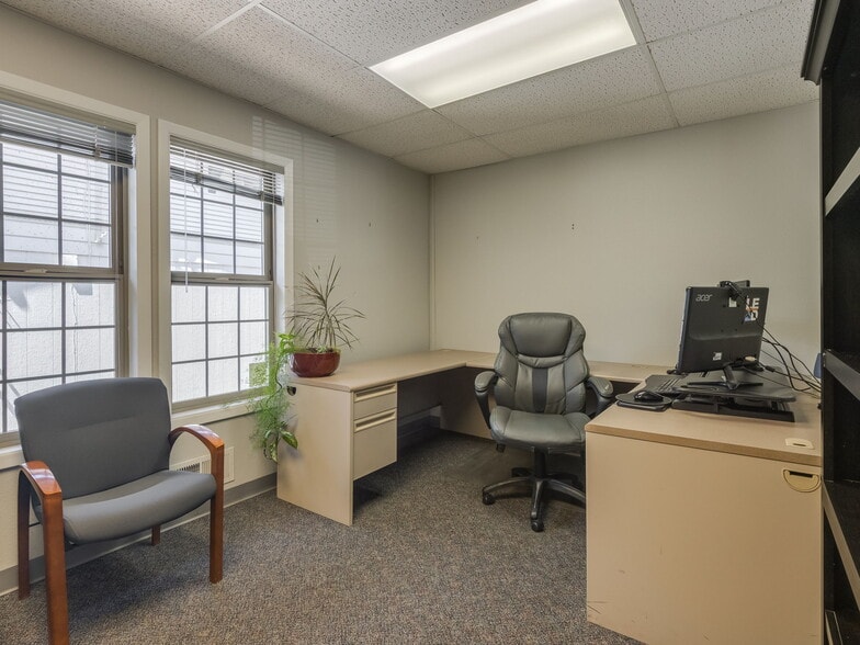More Photos Of 319 NE 5th St, McMinnville Office Residential For Sale