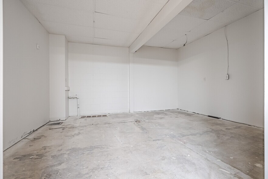More Photos Of 5012 50 Av, Lloydminster General Retail For Sale