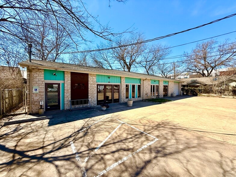 More Photos Of 2205 E 5th St, Austin Office For Lease