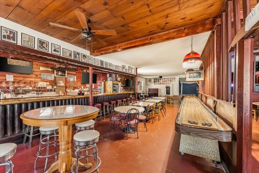 More Photos Of 21375 Main St, Lakehead Restaurant For Sale