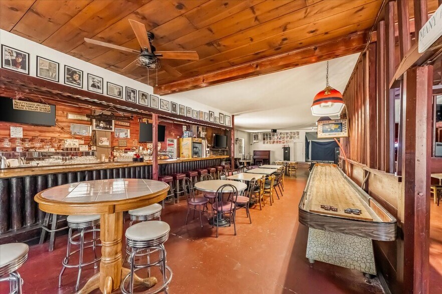 More Photos Of 21375 Main St, Lakehead General Retail For Sale