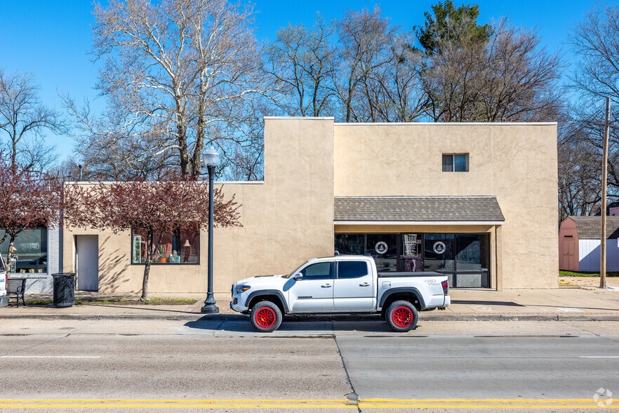 More Photos Of 6825 Douglas Ave, Urbandale Unknown For Lease