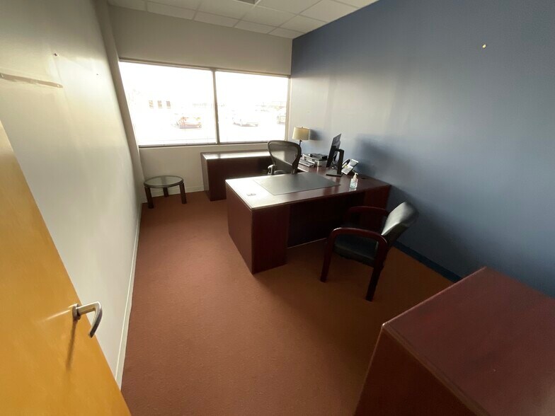 More Photos Of 2505 S Finley Rd, Lombard Office For Lease