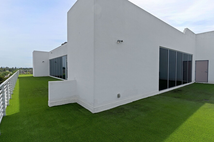 More Photos Of 10450 NW 33rd St, Doral Office For Sale
