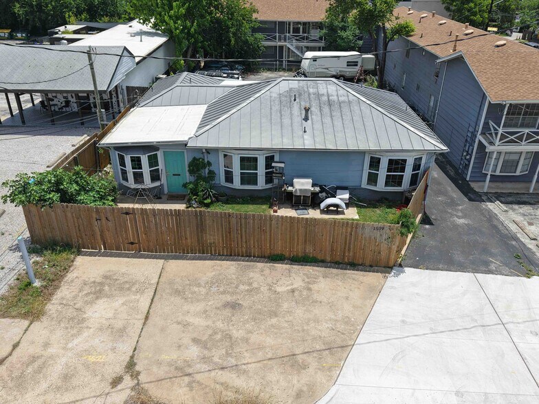 More Photos Of 1509 W North Loop Blvd, Austin General Retail For Sale