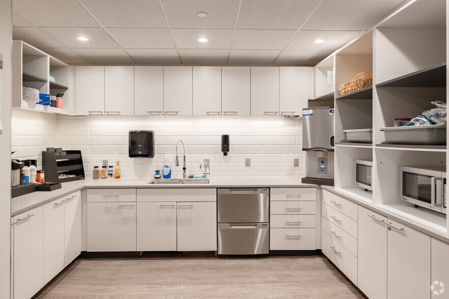 More Photos Of 1601 17th St, Denver Office For Sale