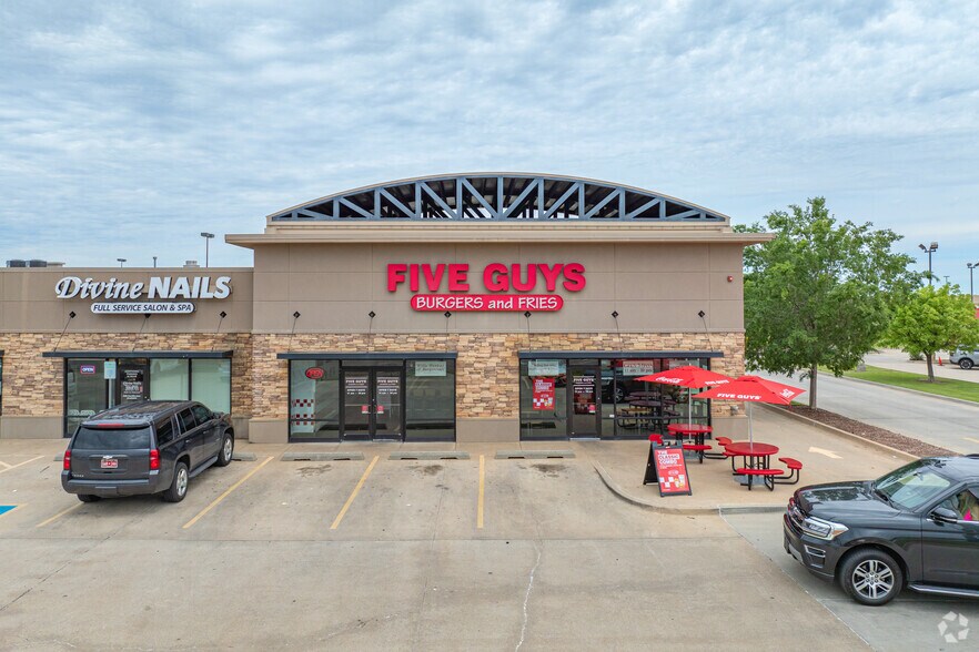 More Photos Of 631 SW 19th St, Moore Freestanding For Lease