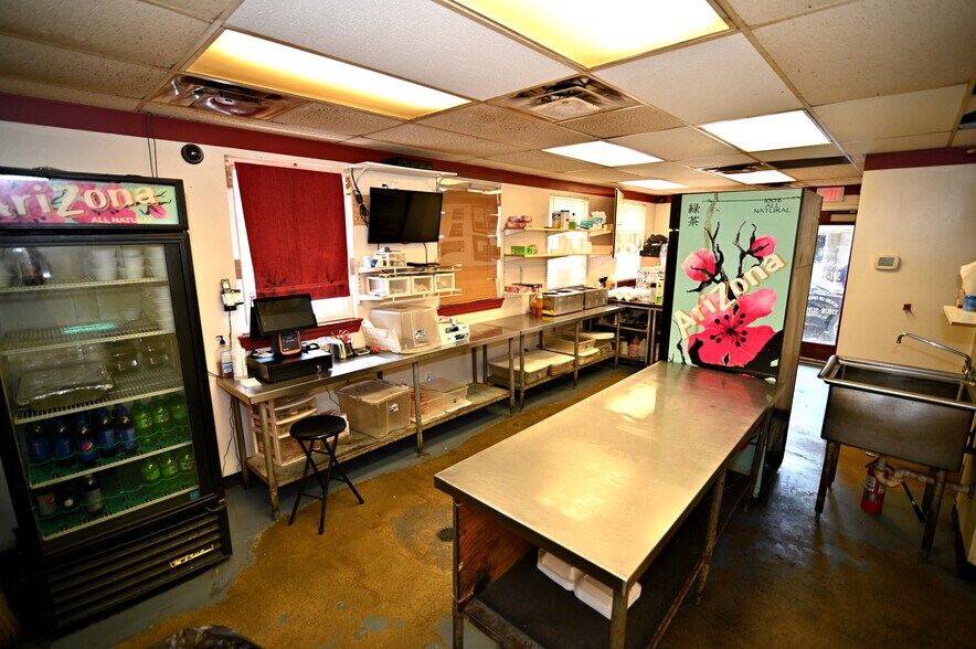 More Photos Of 7670 Hawthorne Rd, La Plata Bar For Sale