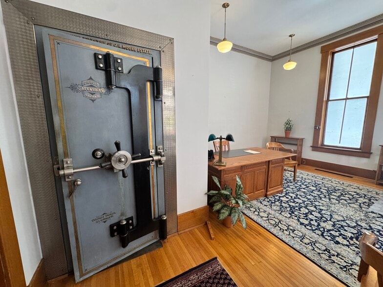 More Photos Of 121 S Center St, Clinton Office For Sale