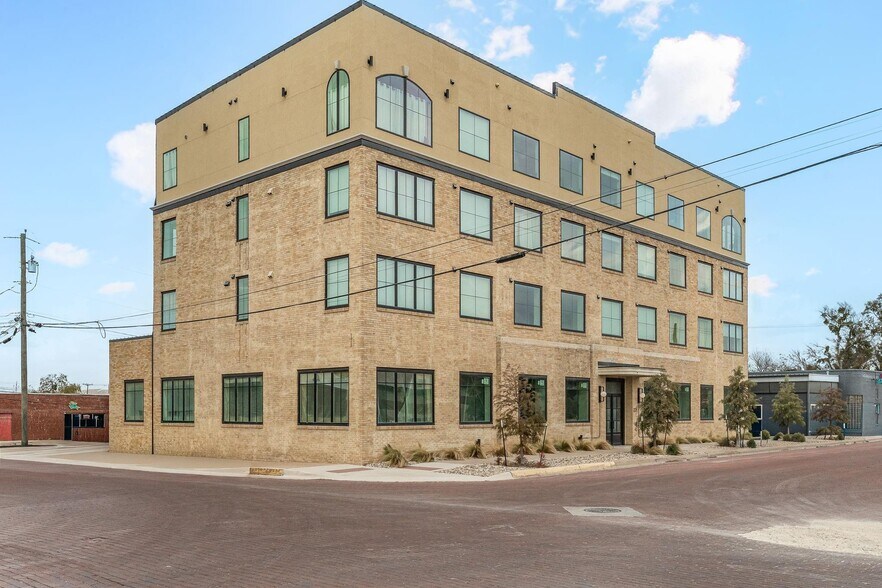 More Photos Of 104 E College St, Stephenville General Retail For Sale